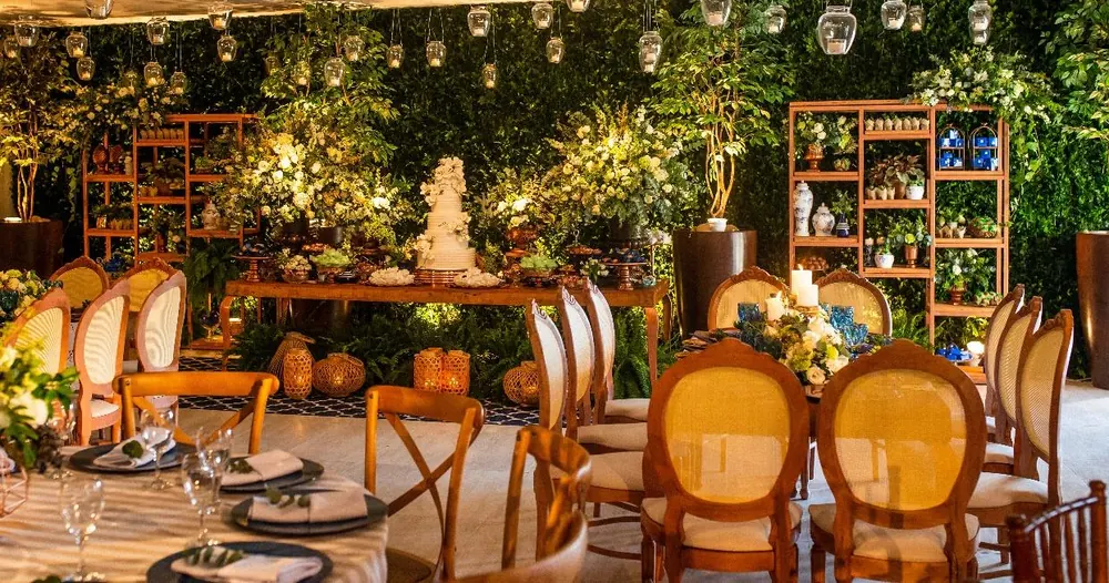 Recepção com estante de madeira, mesa de doces e flores amarelas