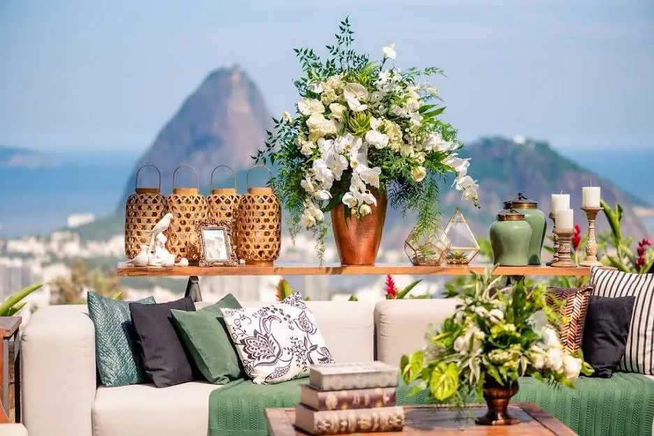 Estar ao ar livre com arranjo de flores brancas e vista para o Pão de Açúcar